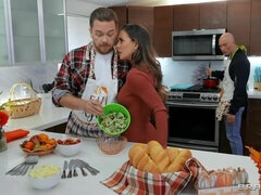 Gros cul, Grosse bite, Gros seins, Sucer une bite, En levrette, Souple, Cuisine, Mère que j'aimerais baiser