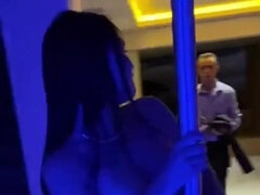 Κώλο γλείψιμο, Μεγάλα βυζιά, Μελαχροινή, Βυζαρού, Σε στάση σκύλου στα τέσσερα, Λατίνα, Βυζιά, Η σύζυγος