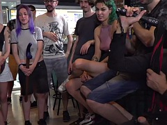 Lieveling, Bondage discipline sadomasochisme, Fetisj, Kokhalzen, Moeder die ik wil neuken, Openbaar, Slet, Trio