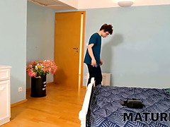 Tetas grandes, Rubia, Hd, Maduro, Perforación, Cabello corto, Medias largas, Tetas