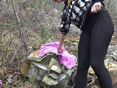 I touch myself in the forest, I make myself cum and squirt far away