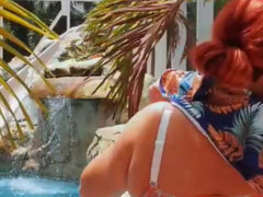 Milf, Naturlige bryster, Basseng, Rødtopp