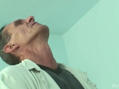 Brunetka, Stříkání spermatu, Na obličej