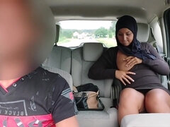 Une Musulmane Mature Et Chaude Se Fait Baiser En Hijab Dans Un Taxi Avec Premiere Bite Blanche!!