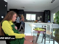 Homme nu et filles habillées, Doigter, Cuisine, Léchez, Maigrichonne, Belle mère, Tabou, Nénés