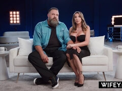 Brunetka, Hlboký orál, Péro, Dvojitá penetrácia, Sedenie na tvári, Gangbang, Pička, Tetovanie