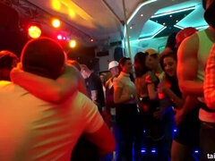 Grote mammen, Aangekleed, Dansen, Lesbisch, Likken, Swinger, Trio, Nat