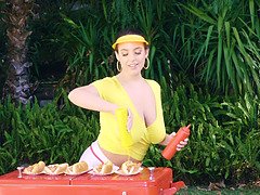 Grosse titten, Riesig, Masturbation, Natürlich, Natürlichen titten, Solo, Sohn, Tätowierung