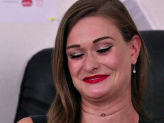 Kuřba, Britské, Brunetka, Šaty, Femdom, Kancelář, Sukně, Tetování