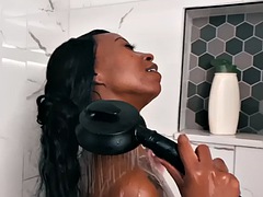 Noire, Érotique, Masturbation, Mère que j'aimerais baiser, Mamelons, Douche, Solo, Tatouage