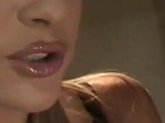 18 ans, Anal, Pénétrer avec le poing, Hard, Lesbienne, Masturbation, Plan cul à trois, Nénés