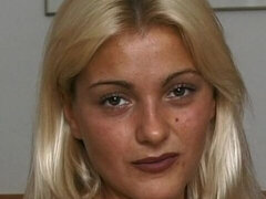 18 ans, Anal, Gros cul, Grosse bite, Sucer une bite, En levrette, Double pénétration, Nénés