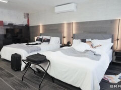 침실, 큰 엉덩이, 큰 음경, 큰 가슴, 오랄섹스, 도기스타일