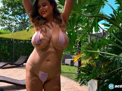 Stora tuttar, Bikini, Brunett, Onani, Olja, Utomhus, Solo, Bröstknull