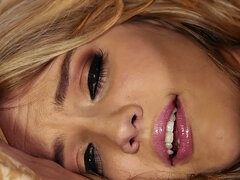 Chambre à dormir, Blonde, Masturbation, Culottes ou slips, Piercing, Chatte, Solo, Nénés