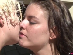 Store bryster, Blondine, Brunette, Behåret, Hd, Lesbisk, Udendørs, Trekant