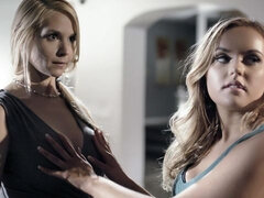 Store bryster, Blondine, Pik sutte, Hundestilling, Familie, Give finger, Teenager, Trekant