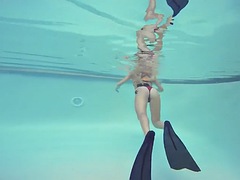 Tussi, Blondine, Fingern, Masturbation, Pool, Öffentlich, Solo, Unter wasser