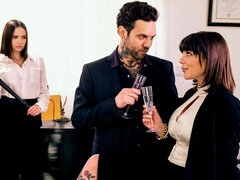 Gros cul, Grosse bite, Sucer une bite, 2 femmes 1 homme, Interracial, Bureau, Adolescente, Plan cul à trois