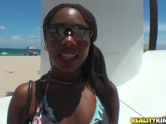 Stor røv, Bikini, Sort, Udendørs, Piercing, Mager, Tatovering