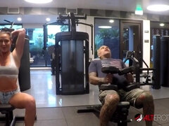 Kukk suging, Barmfager, Bakfra, Hardcore, Hotell, Milf, Tattovering, Pupper