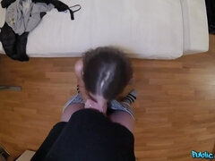 Sucer une bite, Brunette brune, Gorge profonde, Public, Adolescente, Nénés