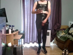 18 jaar, Enthousiasteling, Anaal, Sperma shot, Handbeurt, Latex, Alleen, Kousen