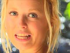 Šaty, Podpatky, Masturbace, Orgasmus, Na veřejnosti, Sólo, Hračky, Upskirt