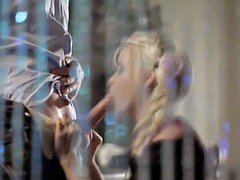 Blonde, Sucer une bite, Homme nu et filles habillées, Érotique, Domestique