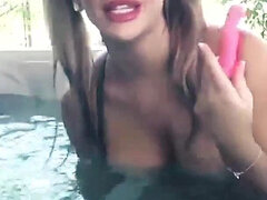 Grosse titten, Blondine, Frau, Masturbation, Milf, Pool, Muschi, Titten