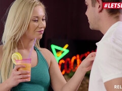 Blondynka, Obciąganie, Palcówka, Hardcore, Lizanie, Naturalne cycki, Basen, Cipka