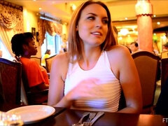 Closeup, Dançando, Extremo, Masturbação, Orgasmo, Público, Solo chão, Minissaia