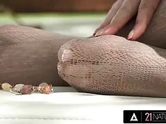 Bionda, Pompino, Schizzo di sborra, Da dietro, Lavoro di piedi, Leccata, Mostro, Figa