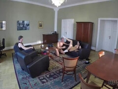 HUNT4K. Chick accetta il sesso per soldi anche di fronte al fidanzato