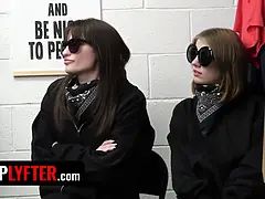 Sucer une bite, 2 femmes 1 homme, Punition, Chatte, Rasée, Adolescente, Plan cul à trois, Nénés