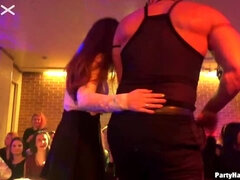 Enthousiasteling, Pijpbeurt, Naakte man aangeklede vrouw, Dansen, Interraciaal, Zoenen, Zuigen, Tieten likken