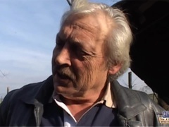 Kuřba, Brunetka, Hlboký orál, Honění, Výprask, Prirodzené prsia, Teenka