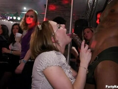 Brunette brune, En levrette, Lunettes, Groupe, Hard, Orgie, Collant, Echangistes