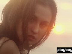 Kotě, Brunetka, Nahota, Venku, Vyhublá, Softcore, Sólo, Kozičky