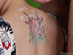 Amateur, Sucer une bite, Brunette brune, Homme nu et filles habillées, Tir de sperme, Tatouage, Épouse