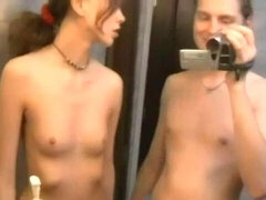 Grosse bite, Sucer une bite, Brunette brune, En levrette, Seins naturels, Maigrichonne, Adolescente, Nénés