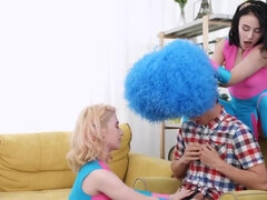 18 jaar, Lieveling, Pijpbeurt, Sperma shot, Rijden, Tiener, Trio, Uniformpje