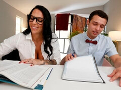 Grosser arsch, Grosse titten, Blasen, Braunhaarige, Handjob, Rasiert, Entkleiden, Tätowierung