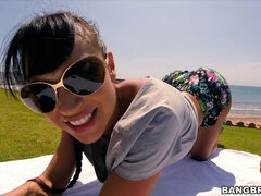 Stor røv, Stor pik, Store bryster, Brunette, Hundestilling, Mor jeg gerne vil kneppe, Udendørs, Offentlig