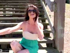 Kuřba, Brunetka, Exhibicionisti, Milf žcbp, Orgasmus, Venku, Na veřejnosti, Vyholené