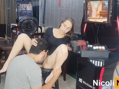 Arcade, virginal, geek girl