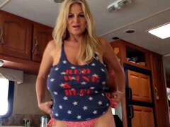 Isot tissit, Blondi, Auto, Silmälasit, Käsihoito, Valtava, Vanhempi, Ulkona