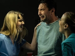 Gros cul, Grosse bite, Gros seins, Sucer une bite, En levrette, 2 femmes 1 homme, Mère que j'aimerais baiser, Infirmière