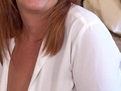 Beauté, Brunette brune, Conversation vulgaire, Érotique, Mère que j'aimerais baiser, Seins naturels, Solo