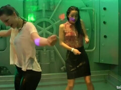 Ruhában, Táncolás, Kőkemény, Leszbikus, Nyalás, Orgia, Nuni, Nedves